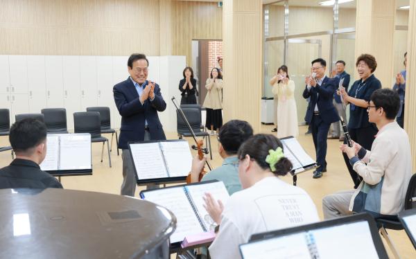 장애인 오케스트라 격려